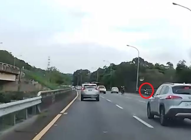 雙載誤闖國道 2女機車棄路肩橫越國道逃