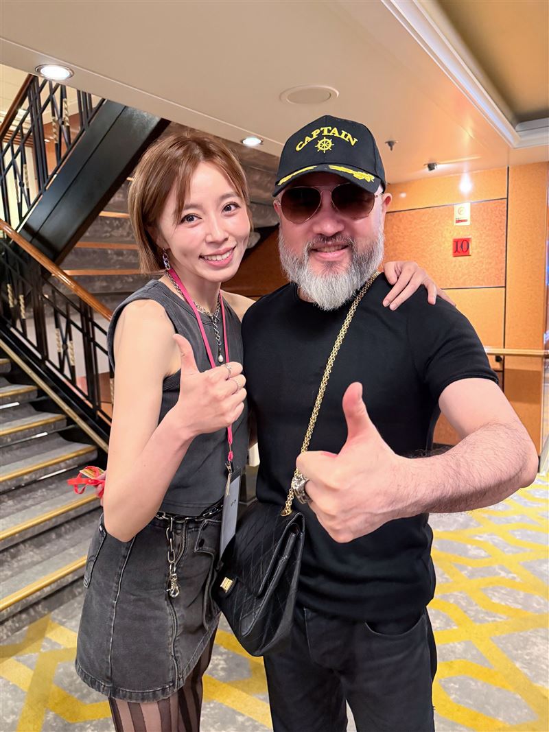 王瞳搭郵輪時巧遇辛龍，與對方留下合照紀念。（圖／翻攝自王瞳臉書）