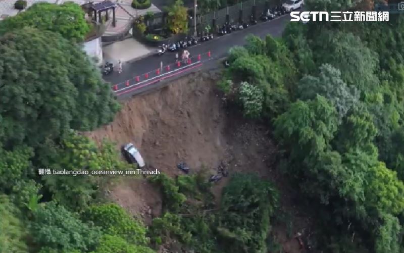 新北市新店區一處社區,18日下午發生邊坡土石崩落事故,5輛汽機車滑落