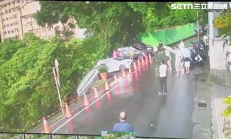 新店山坡4小時內4度坍方　5輛汽機車墜崖