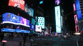 紐約時報廣場2021跨年  街道一片冷清紐約時報廣場2021跨年活動不開放一般民眾入場，周邊街道在警方封鎖下一片冷清。圖攝於109年12月31日。中央社記者尹俊傑紐約攝  110年12月31日