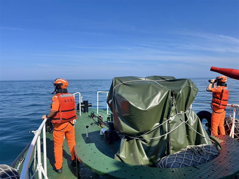 海巡人員獲報後前往石門海域搜救。(圖/翻攝畫面)