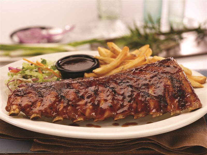 TGI FRIDAYS 炭烤豬肋排買1送1。(圖/開展餐飲集團提供)