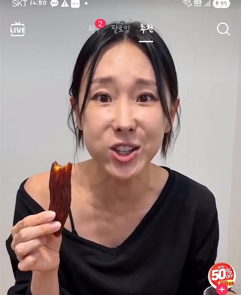 李智慧被換臉吃地瓜。(圖/翻攝自李智慧IG)