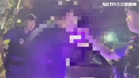 北市梁姓外送員在新生北路一段違停遭警盤查，當場查出他是通緝犯。（圖／翻攝畫面）