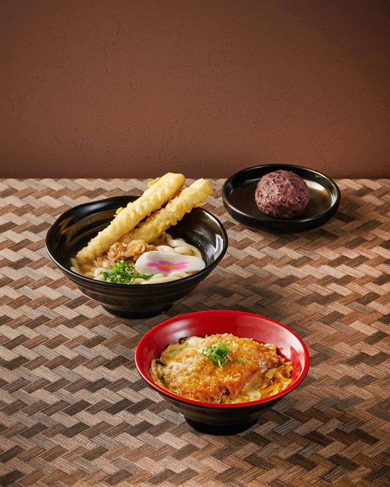 資先生烏龍麵推薦「幸福套餐」,一次享用「迷你雞腿肉牛蒡天婦羅烏龍麵」、「迷你豬排滑蛋飯」和「牡丹餅」。(圖/雲雀國際提供)