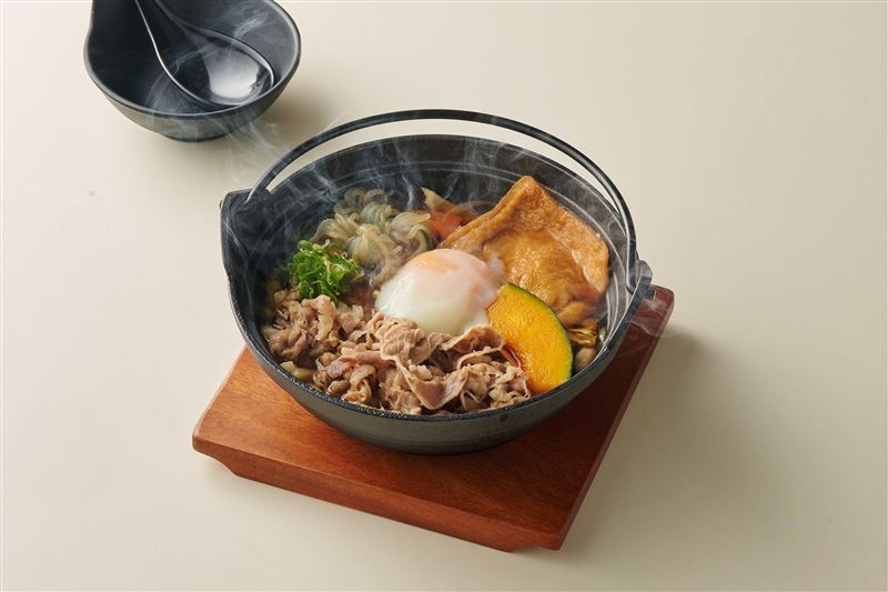 「資先生烏龍麵」創立50年首度來台灣展店,圖為台灣限定「牛肉壽喜燒鍋燒烏龍麵」。(圖/雲雀國際提供)