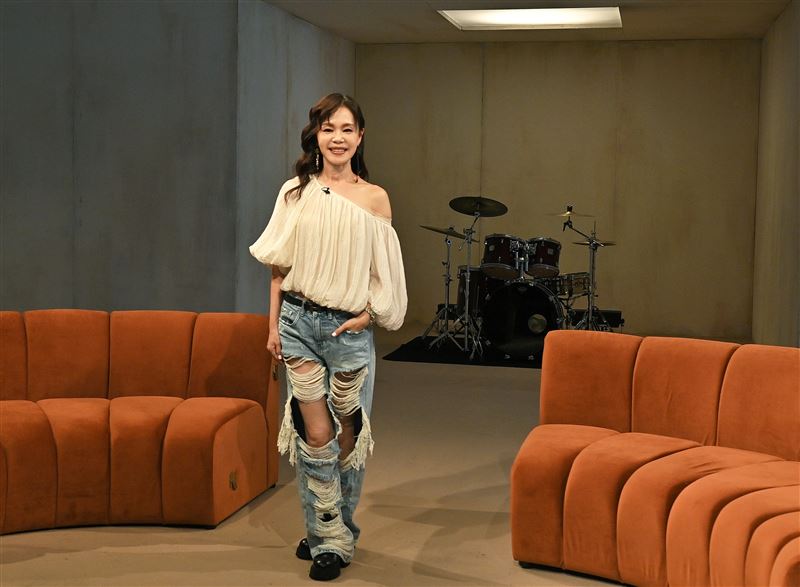 彭佳慧以《完整的大人》二度角逐華語歌后。(圖/台視提供)