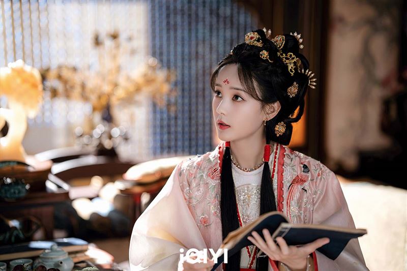 李一桐飾演家道中落的落魄千金。(圖/愛奇藝國際版提供)