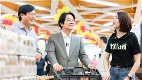 賴清德合體民進黨宜蘭縣長參選人林國漳、宜蘭市長參選人韓瑩，一同走訪宜蘭人最熟悉的在地超市「喜互惠」（圖／民進黨提供） 