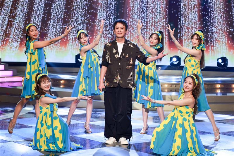王識賢上節目開唱。(圖/民視提供)