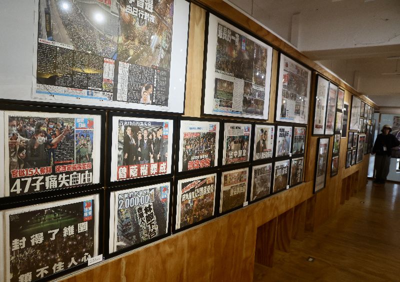 「備份蘋果、記錄香港-蘋果日報珍藏特展」19日起在新富町文化市場舉行,主辦單位「追光者」攜手中研院香港研究資料庫展出保存的報紙、文物