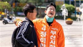 革新黨的釜山市長參選人鄭莉漢（정이한）在造勢期間遭到攻擊，帶頸圈繼續造勢。（圖／取自정이한臉書）