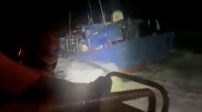 海巡追捕非法中國漁船 吳釗燮曝驚心畫面