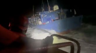 海巡追捕非法中國漁船　吳釗燮曝驚心畫面