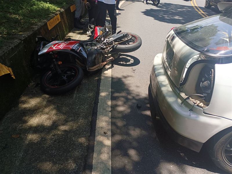 白色小客車行經彎道時疑失控衝至對向，撞上一輛賓士車及大型重機，導致5人受傷送醫。（圖／翻攝畫面）