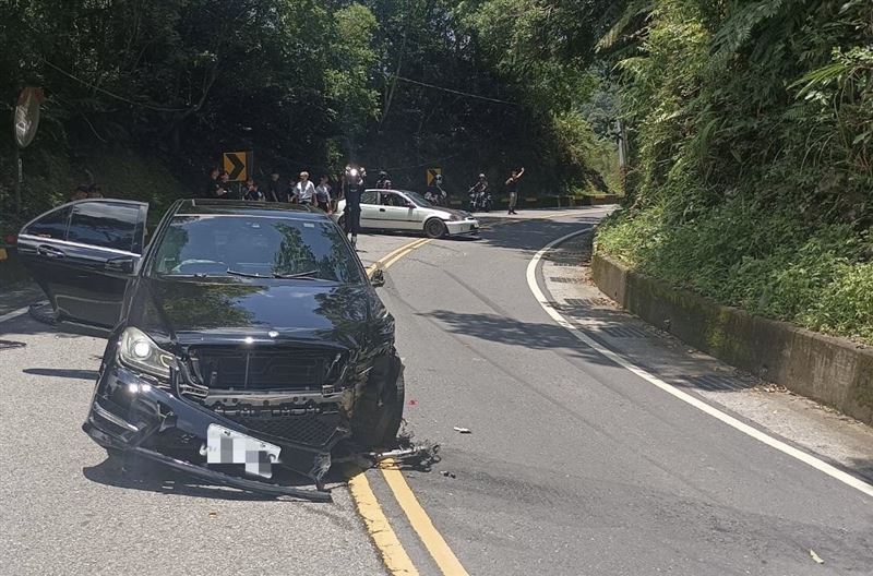 白色小客車行經彎道時疑失控衝至對向，撞上一輛賓士車及大型重機，導致5人受傷送醫。（圖／翻攝畫面）