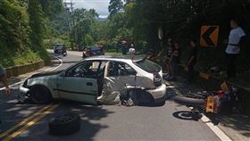 白色小客車行經彎道時疑失控衝至對向，撞上一輛賓士車及大型重機，導致5人受傷送醫。（圖／翻攝畫面）