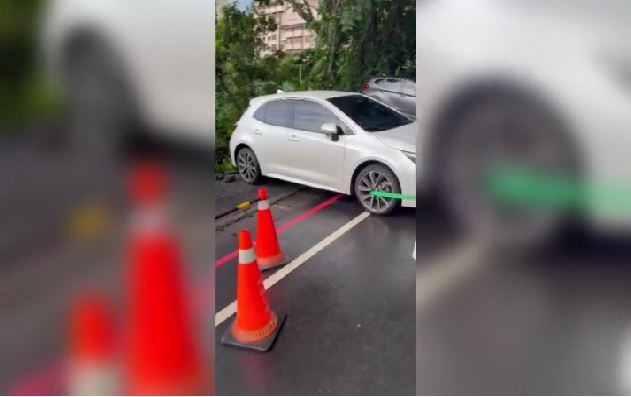 險釀意外,車主緊急找來怪手救援,及時將車輛拉回路面,驚險保住愛車