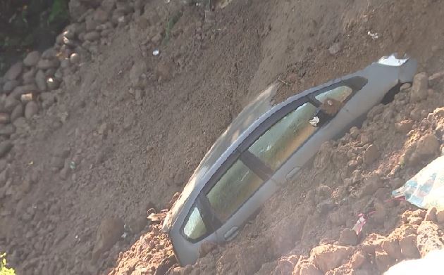 邊坡坍塌轎車滑落 車主怒「車損誰賠」