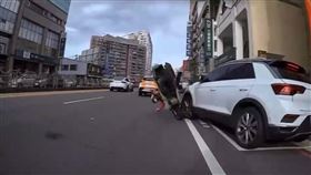 廖女駕駛白色休旅車離開停車格，與騎士簡女碰撞，當場「蓋棉被」翻車，廖女之後又與蔣男的汽車發生碰撞，引發網友論戰。（圖／翻攝畫面）　