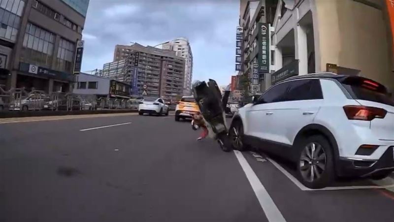 休旅車連2撞!兩派網友戰翻嗆雞腿換駕照