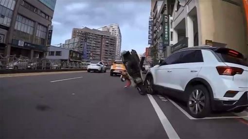 休旅車連2撞！兩派網友戰翻嗆雞腿換駕照