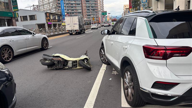 廖女駕駛白色休旅車離開停車格,與騎士簡女碰撞,當場「蓋棉被」翻車,廖女之後又與蔣男的汽車發生碰撞,引發網友論戰。(圖/翻攝畫面)