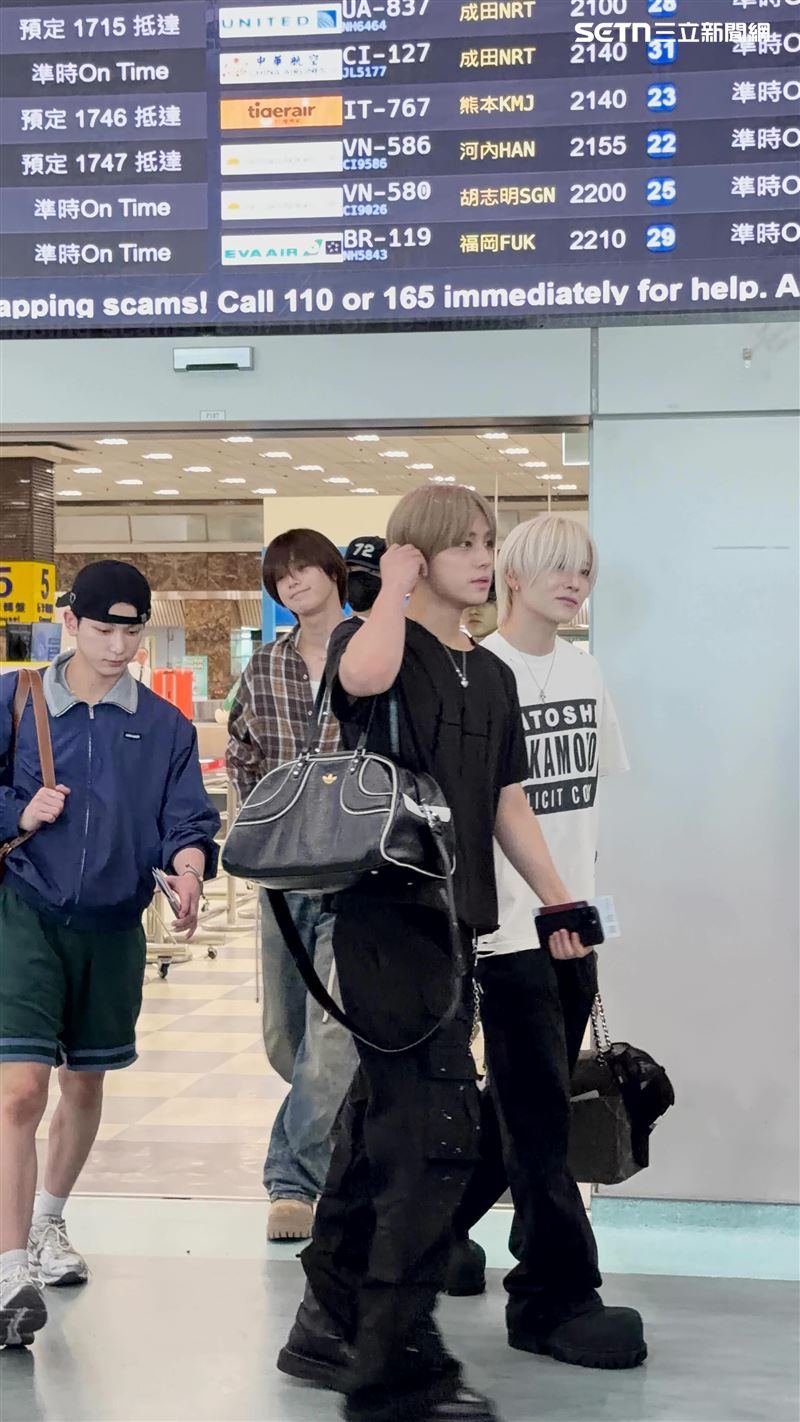 &TEAM成員HARUA(左起)、K、TAKI、YUMA走在前頭,一出來瞬間引爆露內們的尖叫聲。(圖/讀者提供)