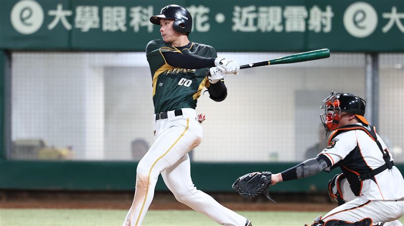 朱盟守備瑕疵後被退場 教練學長都給鼓勵