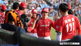 中職37年例行賽，味全龍游擊手劉俊緯敲出安打送回李凱威、王順和。（圖／記者劉彥池攝影）