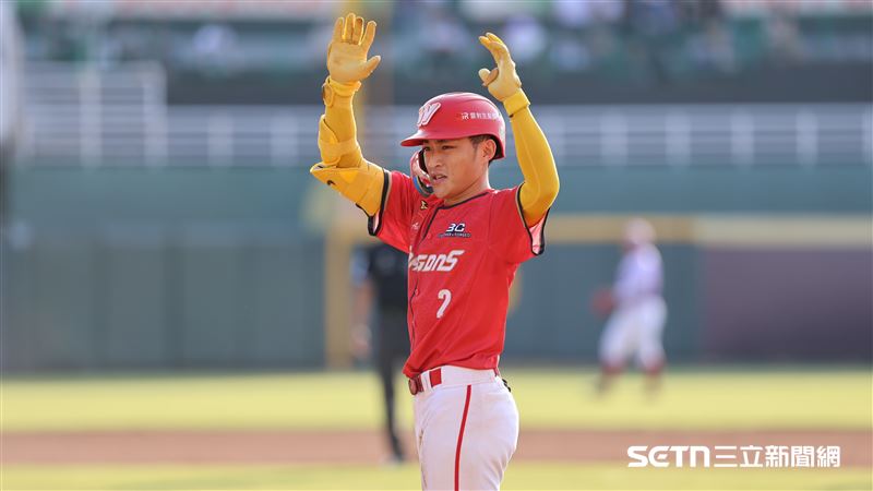味全龍中外野手郭天信上演再見美技。(圖/記者劉彥池攝影)