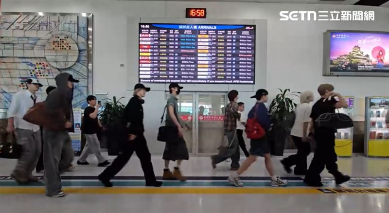 &TEAM全員抵達小港機場,走出機場大廳帥翻所有在場的LUNÉ們。(圖/讀者提供)
