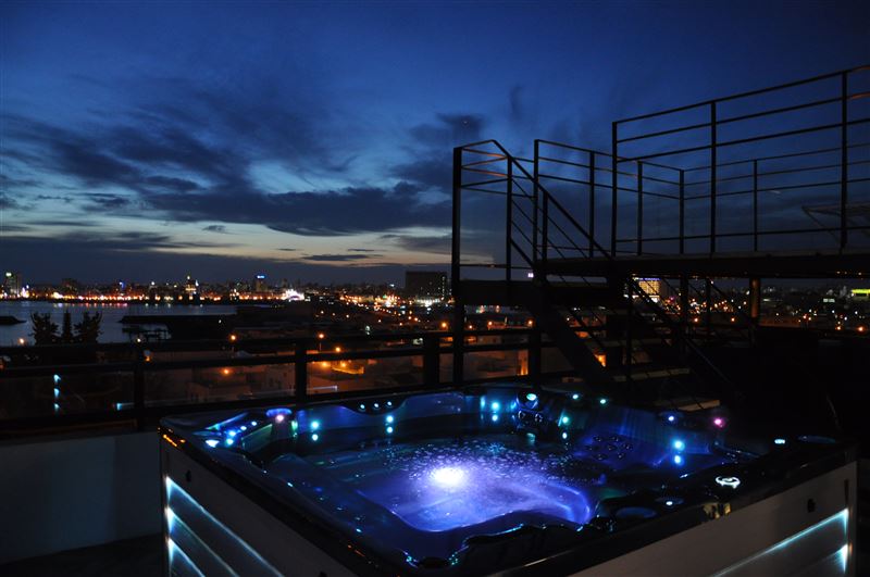 頂樓 SPA 池能在花火節期間欣賞煙火與港灣夜景。(圖片由 Booking.com 提供)