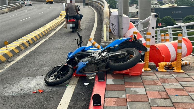 新北大橋機車自摔!撞護欄倒地OHCA急送醫