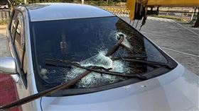 朱男駕車行經國1南向69.2公里處，突然天外飛來一根超長鐵管，直接插進汽車的前擋風玻璃。（圖／翻攝畫面）
