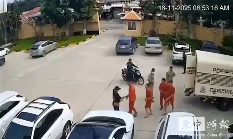 警方表示,龐萬寶接過手槍後,立即持槍威脅押解人員。(圖/翻攝柬中時報)