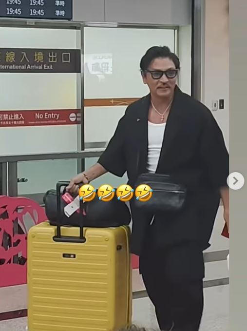 夢多見到大陣仗接機場面，看起來有些震驚，隨後索性舉手大喊「謝謝大家，再見」幽默反應逗樂現場粉絲。（圖／翻攝自IG）