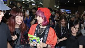 《鬼滅之刃》歌姬LiSA抵達台灣，粉絲精心為她準備接機儀式。（圖／記者田俊彥攝影）