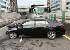 北市松山區麥帥一橋，賴姓男子駕車自撞中央分隔島，其酒測值每公升0.07毫克，訊後被依法移送偵辦。（圖／翻攝畫面）