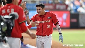 中職37年例行賽，味全龍右外野手王順和炸裂陽春砲。（圖／記者劉彥池攝影）