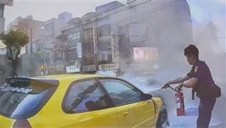 中壢分局前火燒車！員警急拿滅火器搶滅火