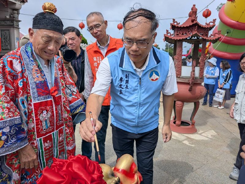 無黨籍金門縣副縣長李文良（前中）19日參與縣內龍舟賽活動，受訪時表示將在20日卸下副縣長職務，投入年底縣長選舉準備工作