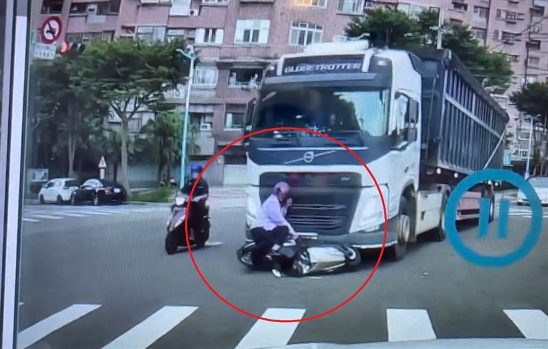 砂石車拖行機車!他狂按喇叭示警畫面曝光