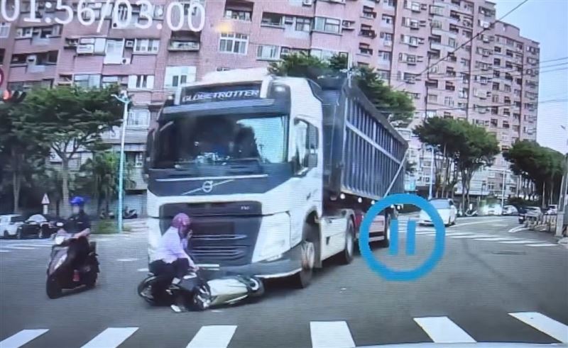 桃園市龜山區自強西路、陸光路口,一台機車被卡在砂石車下,一路拖行將近30公尺。(圖/翻攝Threads@dy51141)