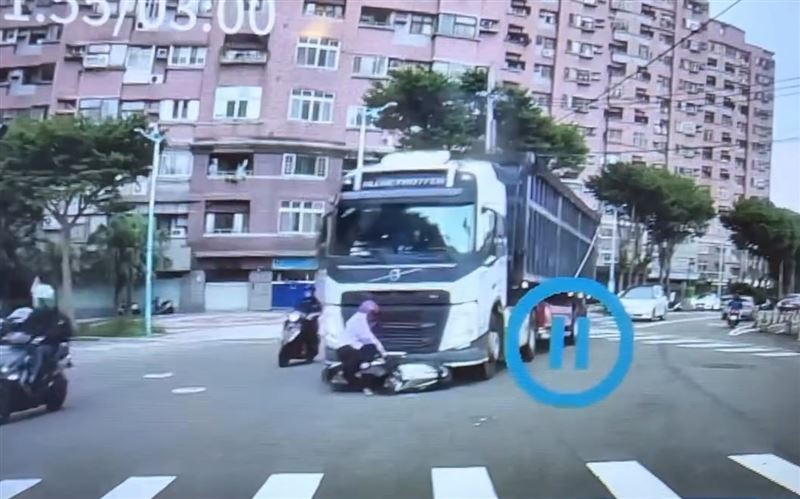 桃園市龜山區自強西路、陸光路口,一台機車被卡在砂石車下,一路拖行將近30公尺。(圖/翻攝Threads@dy51141)
