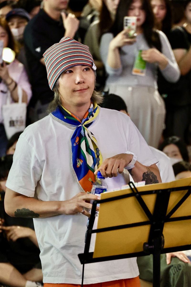 FTISLAND突現身信義區街頭,粉絲開心大喊原來和偶像這麼近。(圖/讀者提供)
