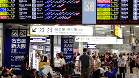 大雨打亂日本新幹線班次  約30.5萬人受影響日本靜岡縣局部地區16日清晨起下大雨，導致東海道新幹線大約誤點5個多小時，圖為中午東京品川車站等待搭車人潮；總計16日約有30萬5000名乘客行程受到影響。中央社記者楊明珠東京攝  112年8月16日