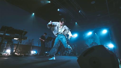 男星演唱會出事故！緊急衝回舞台上