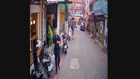 桃園中壢大智街某社區，2男因勸阻吵鬧，遭3人攻擊毆打，鄭男還躲進屋內開瓦斯點火引燃，訊後3人被依法送辦。（圖／翻攝畫面）